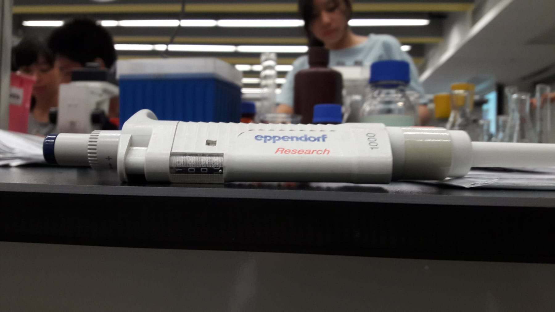 Kolbenhubpipette auf einer Laborbank